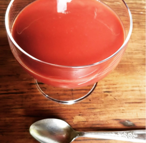 写真：赤い冷製スープ