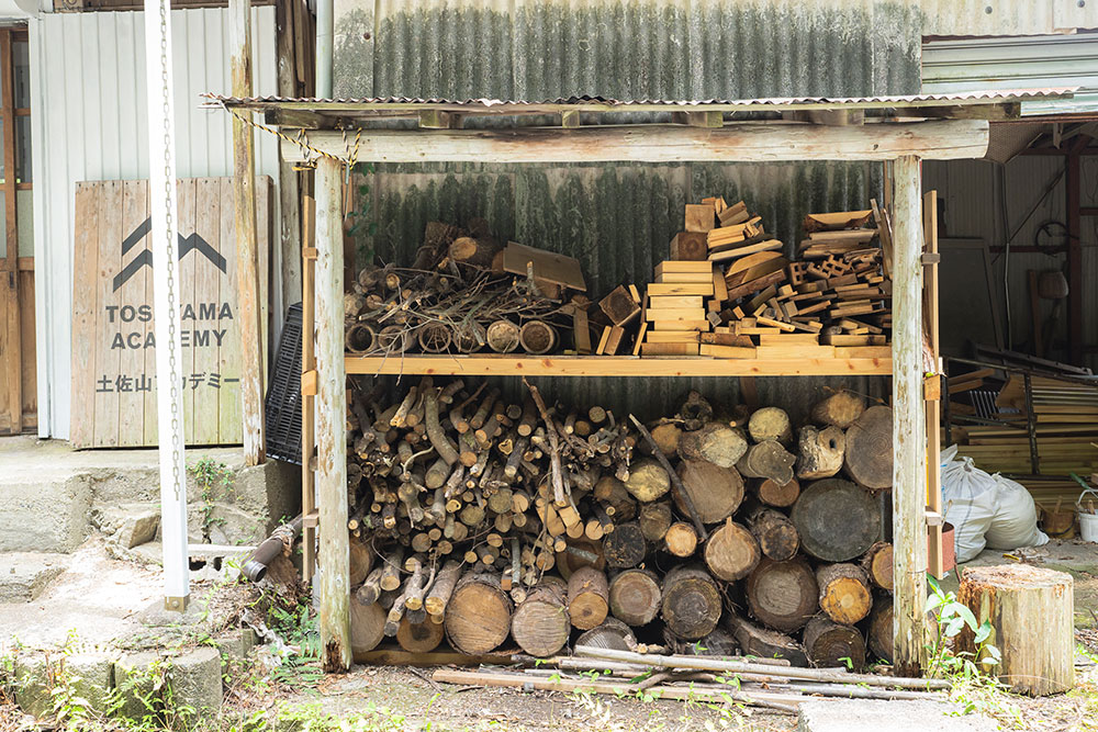 写真：大小の薪が置かれた棚